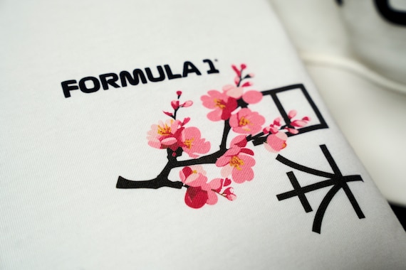Le circuit de Suzuka accueille le Grand Prix depuis 2010 dans sa forme actuelle et est désormais synonyme de courses exigeantes et captivantes, tant pour les pilotes que pour les spectateurs. Avec son tracé caractéristique en forme de 8, il marque un début mémorable du calendrier de la F1, obligeant chaque pilote et chaque équipe à se surpasser et à performer au meilleur de leurs capacités.